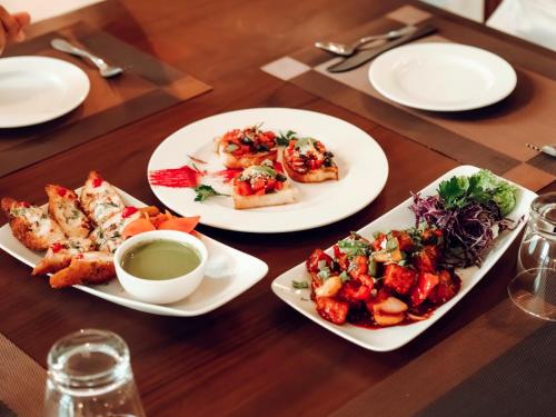 een houten tafel met borden met eten erop bij Daulatgarh Resort in Udaipur