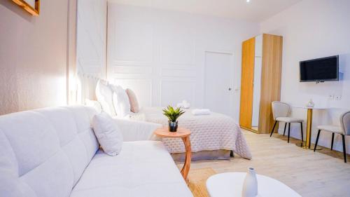 Modern Luxury Apartment Style & Serenity