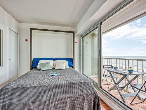 une chambre avec un lit et un balcon avec l'océan dans l'établissement Apartment Les Sables d'Argent-11 by Interhome, à Lacanau