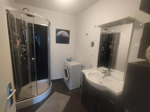 une salle de bain avec une douche, un lavabo et des toilettes dans l'établissement Cocon au milieu des montagnes, à Saint-André-dʼEmbrun