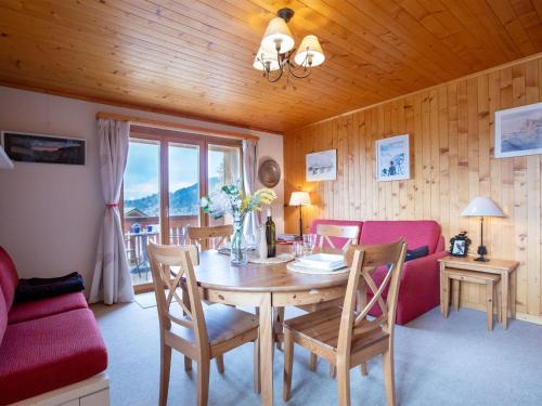 una sala da pranzo con un tavolo e un divano di Apartment Montagnards 12 by Interhome a Villars-sur-Ollon
