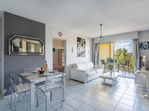 un salon avec une table et un canapé dans l'établissement Apartment Le Clos Sainte Anne-2 by Interhome, à Saint-Tropez