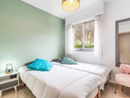 deux lits dans une chambre avec une fenêtre dans l'établissement Apartment Les Terrasses de Portissol by Interhome, à Sanary-sur-Mer
