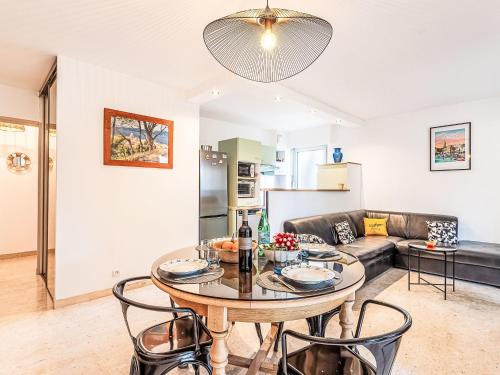 un salon avec une table et un canapé dans l'établissement Apartment Les Terrasses de Portissol by Interhome, à Sanary-sur-Mer
