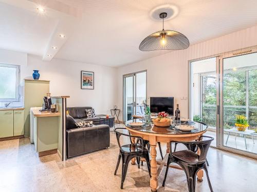 un salon avec une table, des chaises et un canapé dans l'établissement Apartment Les Terrasses de Portissol by Interhome, à Sanary-sur-Mer