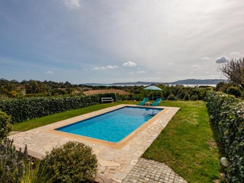 une image d'une piscine dans une cour dans l'établissement Holiday Home Villa Philipp by Interhome, à Grimaud