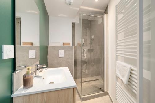 a bathroom with a sink and a shower at Le Reflet de Gambetta - Place Stanislas - 2 pers - Nancy Centre in Nancy