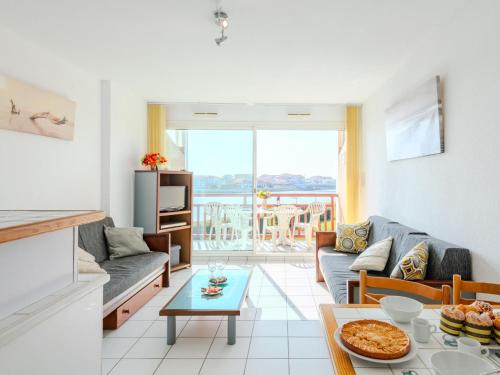 un salon avec un canapé et une table dans l'établissement Apartment Les Pêcheurs-7 by Interhome, à Mimizan