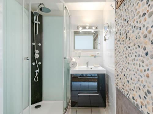 une salle de bain avec douche et lavabo dans l'établissement Apartment Les Pêcheurs-7 by Interhome, à Mimizan