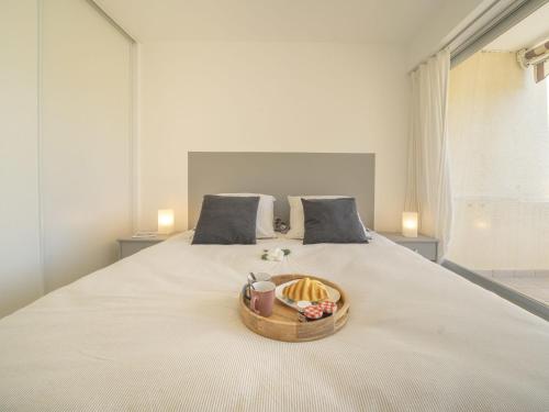 un panier de nourriture assis au-dessus d'un lit dans l'établissement Apartment Le Serpent de Mer-8 by Interhome, au Grau-du-Roi