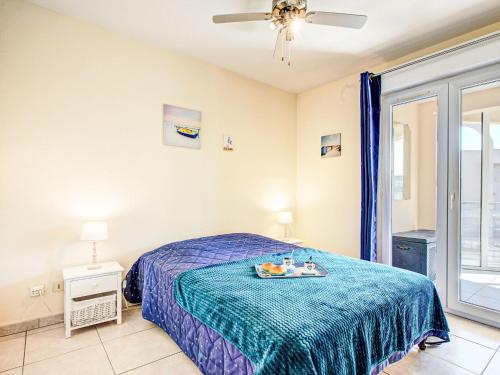 - une chambre avec un lit et un plateau de nourriture dans l'établissement Apartment Les Rives du Soleil by Interhome, à Canet