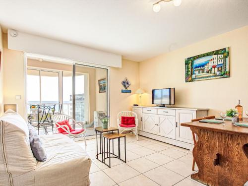 un salon avec un canapé et une télévision dans l'établissement Apartment Les Rives du Soleil by Interhome, à Canet