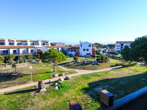 une vue sur un parc avec des bâtiments en arrière-plan dans l'établissement Apartment Coudalère-Guadeloupe-16 by Interhome, au Barcarès