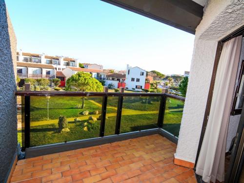 d'un balcon avec vue sur la cour. dans l'établissement Apartment Coudalère-Guadeloupe-16 by Interhome, au Barcarès