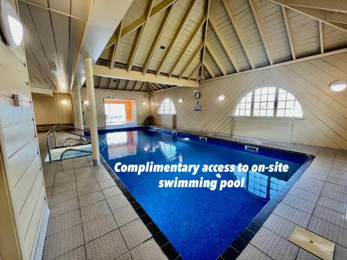 Πισίνα στο ή κοντά στο Loch Linnhe Waterfront Lodges with Hot Tubs
