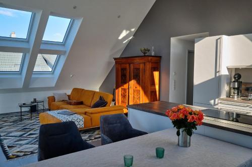 a kitchen and living room with a table and a couch at Ferienwohnung Munzert - Bodensee in Langenargen