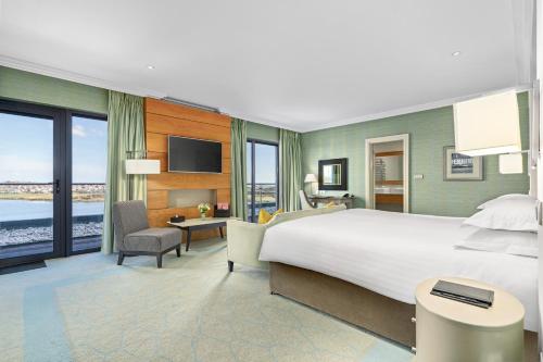 Tempat tidur dalam kamar di The Galmont Hotel & Spa