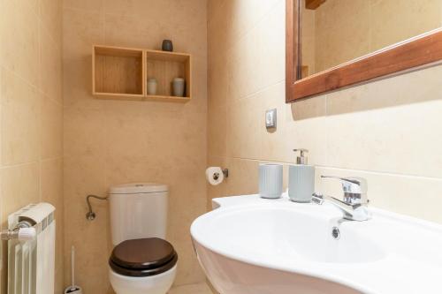 a bathroom with a white sink and a toilet at Junto a Rutas de Senderismo Dúplex con Vistas I AndBnB in El Tarter