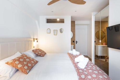 a bedroom with a bed with white sheets and pillows at New- 8 pers devant le parc de la villette in Paris