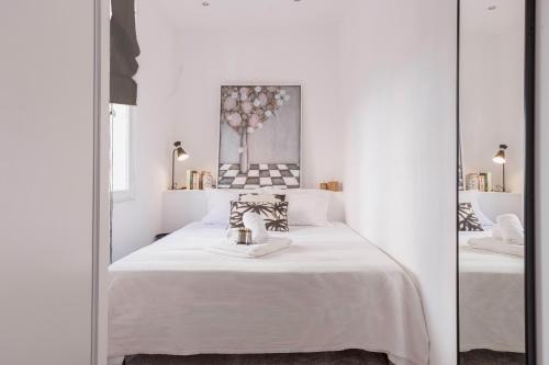 une chambre avec deux lits et un miroir dans l'établissement 