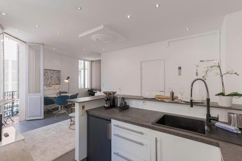 une cuisine avec un évier et un plan de travail dans l'établissement 