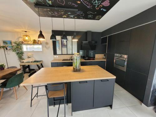キュエールにあるWonderful Villa , swimming pool, air conditionner-4 chambresのテーブルとダイニングルームのあるキッチン