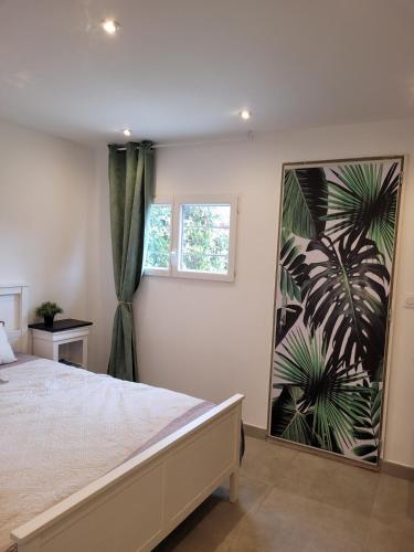 - une chambre avec un lit orné d'une grande peinture murale dans l'établissement Wonderful Villa , swimming pool, air conditionner-4 chambres, à Cuers