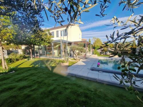 キュエールにあるWonderful Villa , swimming pool, air conditionner-4 chambresの庭にスイミングプールがある家