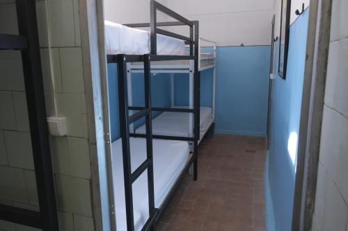 a room with two bunk beds in a room at Tumanyan Bathhouse Hostel in Tʼumanyan