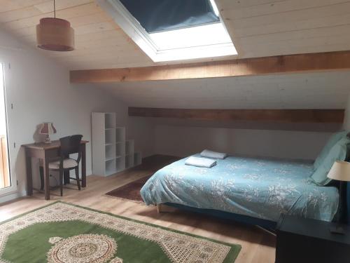 une chambre avec un lit, un bureau et une fenêtre dans l'établissement Maison 8 personnes, à Mézos