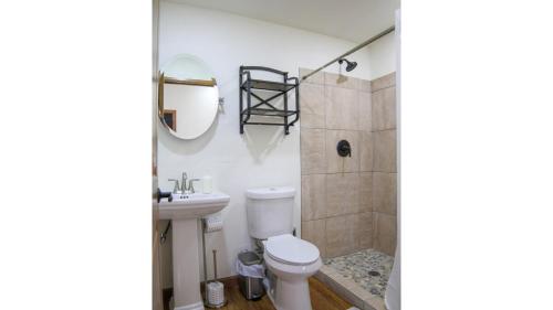 Koupelna v ubytování Waterfront Sky Cabin #4