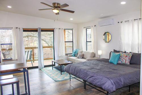 Posezení v ubytování Waterfront Sky Cabin #4