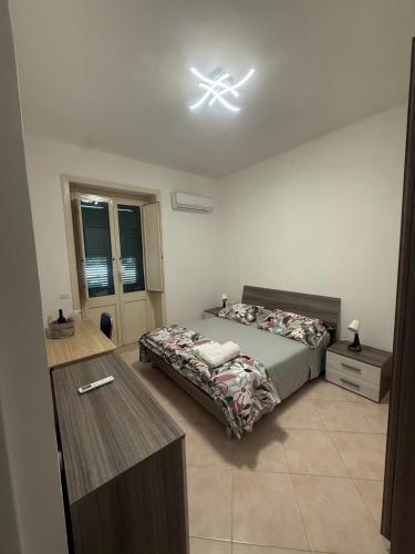 レッチェにあるCasadiLolloのベッドと天井扇風機のある寝室