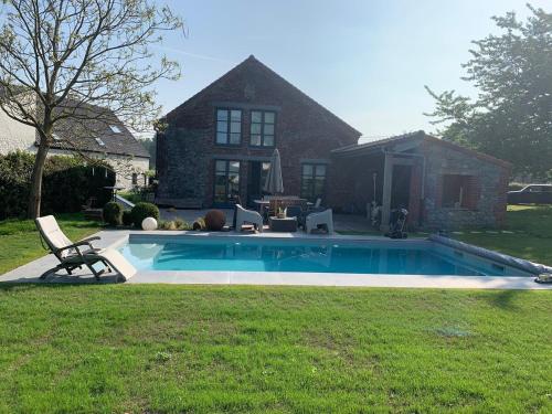 ein Swimmingpool im Hof eines Hauses in der Unterkunft Chez Eloi in Tacfesse