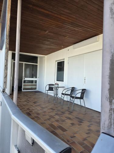 a patio with chairs and a table in a room at Schwarzwald Lodge OG - Perfekt für Familien und Gruppen in Calw