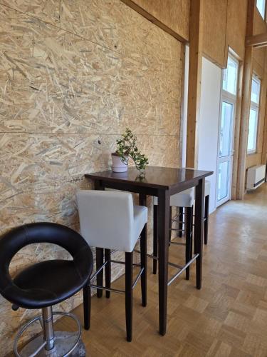 a dining room with a table and a chair at Schwarzwald Lodge OG - Perfekt für Familien und Gruppen in Calw