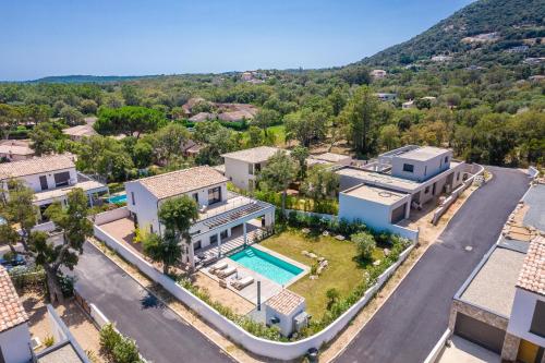 une vue aérienne d'une maison avec piscine dans l'établissement VILLA VITRICCIA - VILLA DE REVE, PISCINE et PLAGE à 7MN A PIED !, à Zonza