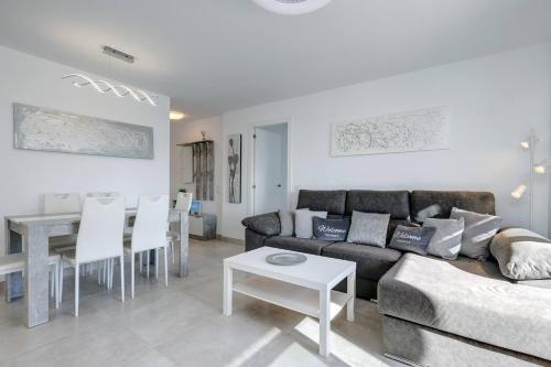019 Stylish 3 Bed Ibensa Square Apt, near Beach & Bars