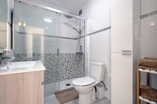 019 Stylish 3 Bed Ibensa Square Apt, near Beach & Bars