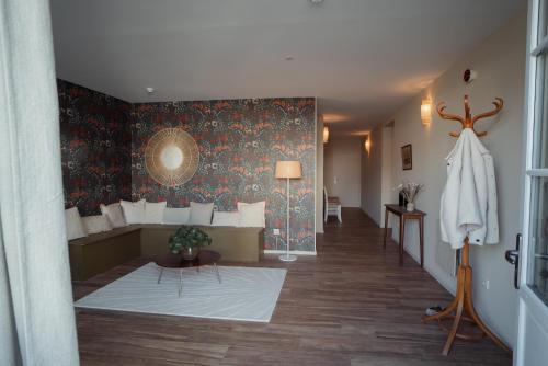 a hotel room with a hallway with a waiting room at Maison d'hôtes PACHAMAMA in Ahetze