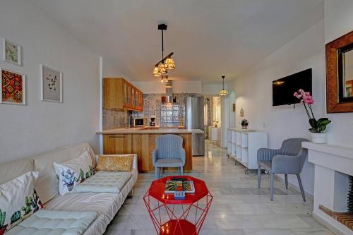 082 - Stunning Sea Views Beachfront Apartment