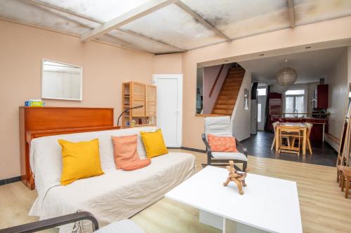 un salon avec un canapé et une table dans l'établissement Family home: 3 bedrooms and a large garden!, à Lambersart