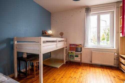une chambre avec un lit superposé et une fenêtre dans l'établissement Family home: 3 bedrooms and a large garden!, à Lambersart