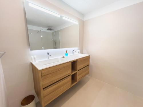 un baño con lavabo y espejo en Apartment on the Golden Mile, en Marbella