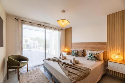 une chambre avec un lit, une chaise et une fenêtre dans l'établissement VILLA VITRICCIA - VILLA DE REVE, PISCINE et PLAGE à 7MN A PIED !, à Zonza