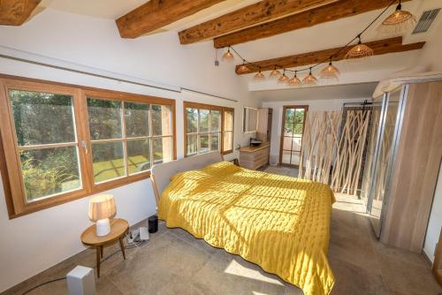 une chambre avec un lit avec un couvre-lit jaune dans l'établissement Villa La Perla, a true gem near Sainte-Maxime!, au Muy