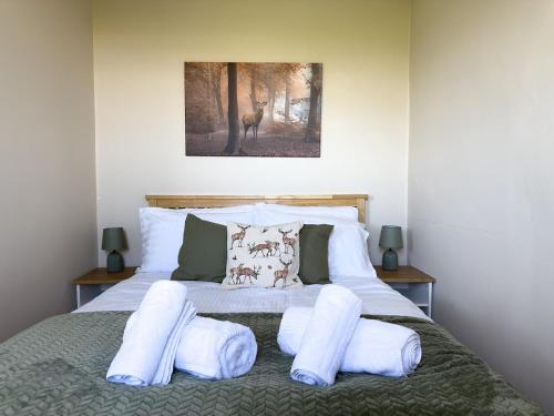 Ein Bett oder Betten in einem Zimmer der Unterkunft Spacious 4-Bed Lake District Getaway for Groups