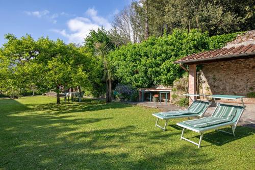 Taman di luar Palazzo Ferretti - Pietrasanta