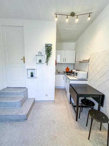 - une petite cuisine avec une table et un comptoir dans l'établissement Lumineux studio en centre ville, à Toulon