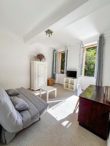 un salon avec un canapé et une table dans l'établissement Lumineux studio en centre ville, à Toulon